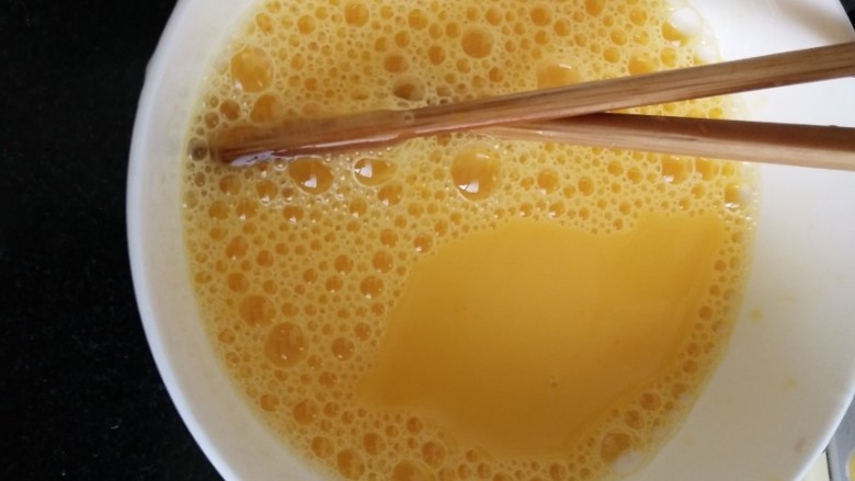 鸡蛋豆腐塌,蛋液里加少许水打散