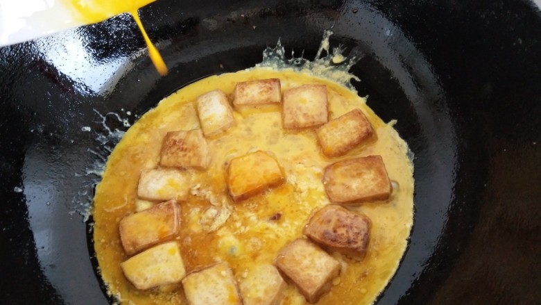 鸡蛋豆腐塌,小火慢慢煎熟鸡蛋