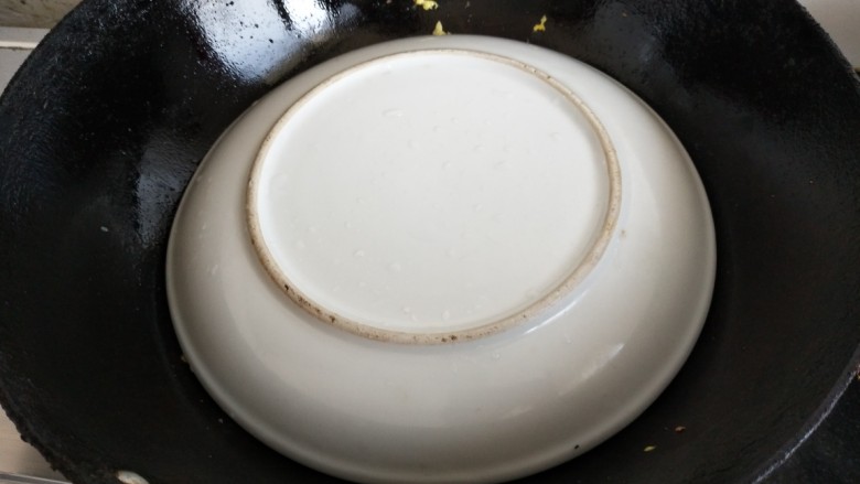 鸡蛋豆腐塌,一只盘子倒扣