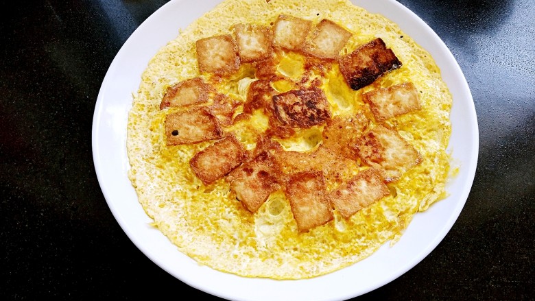 鸡蛋豆腐塌,锅翻一下正好全部放入盘子中