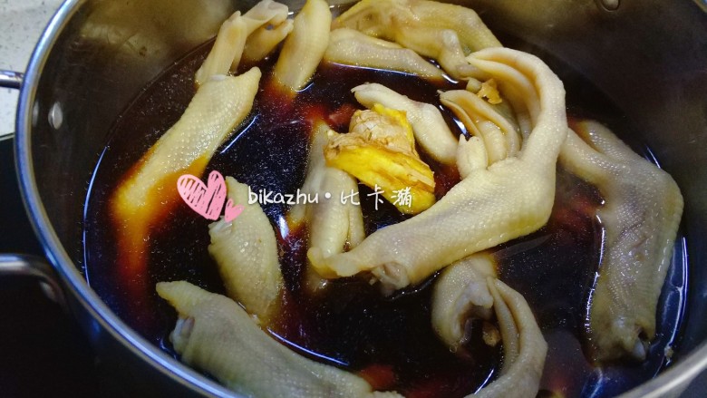 卤鸭掌,加适量水,差不多淹到鸭掌。
