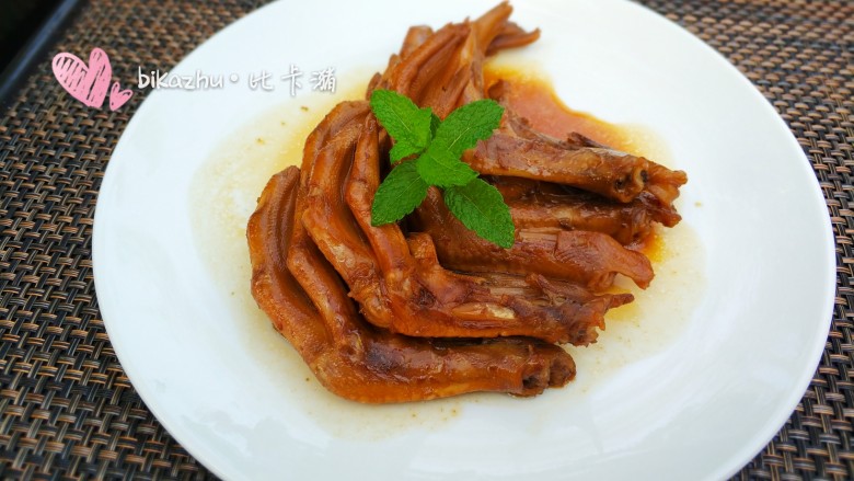 卤鸭掌,既是肉菜又是零食