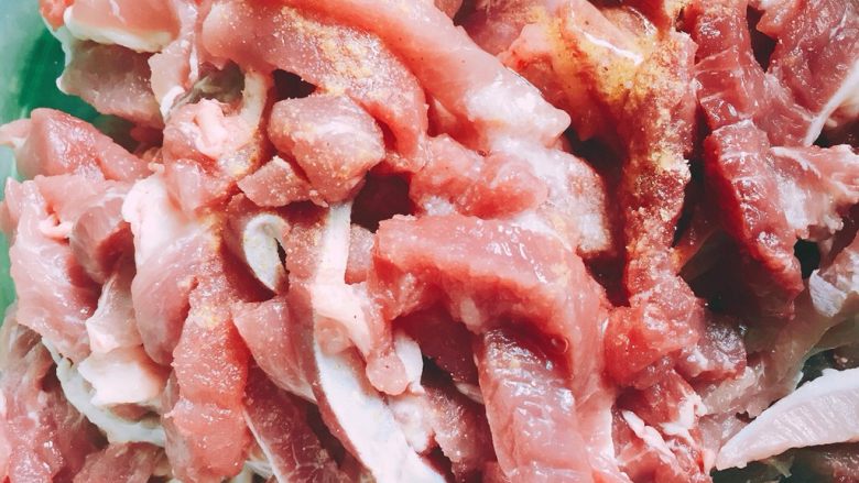 糖醋里脊,肉条中放入白胡椒粉、鸡蛋清、料酒、盐、姜汁抓匀腌制半小时备用