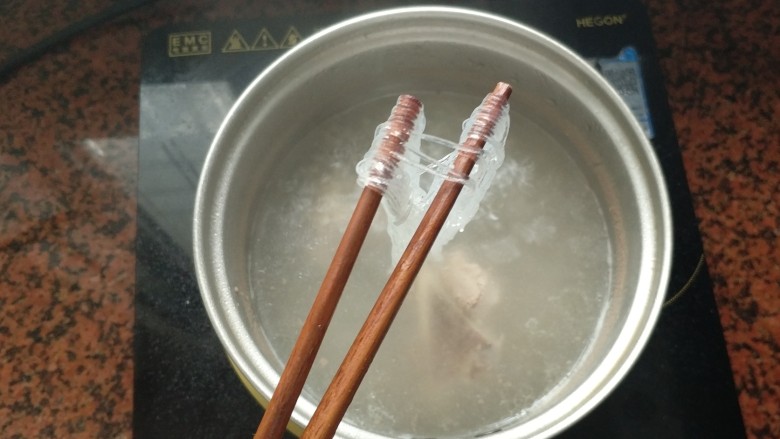 潮汕系列~酸菜米粉,下粉丝,中火煮5分钟