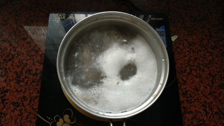 潮汕系列~酸菜米粉,大火煮开后,撇去浮沫,转中火,煮20分钟