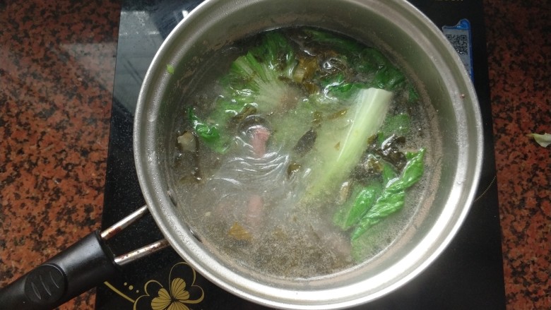 潮汕系列~酸菜米粉,煮好的酸菜<a style='color:red;display:inline-block;' href='/shicai/ 547'>米粉</a>,可以出锅了