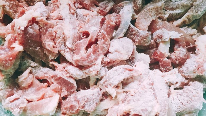 糖醋里脊,肉腌制好后放入红薯淀粉备用