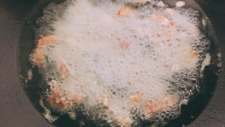 糖醋里脊,油七成热时放入裹好粉的肉条,炸制金黄色