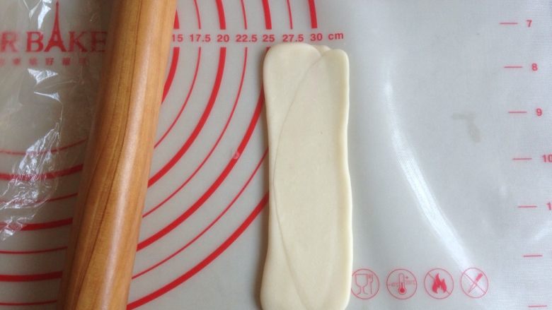 水仙花酥,在擀成长舌形
