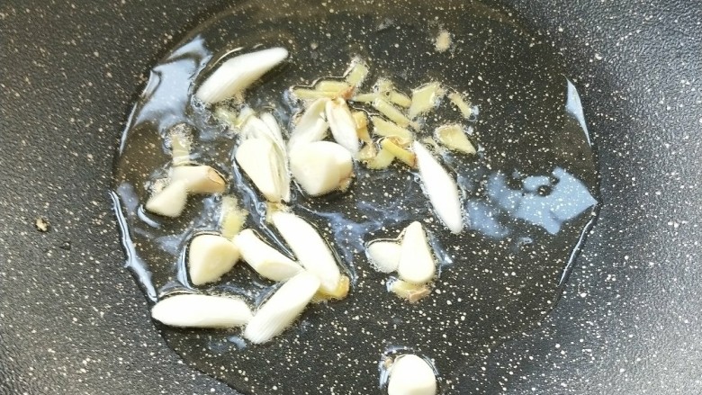 酱爆鱿鱼/鱿鱼圈,起油锅,放姜末蒜末煸炒出味。