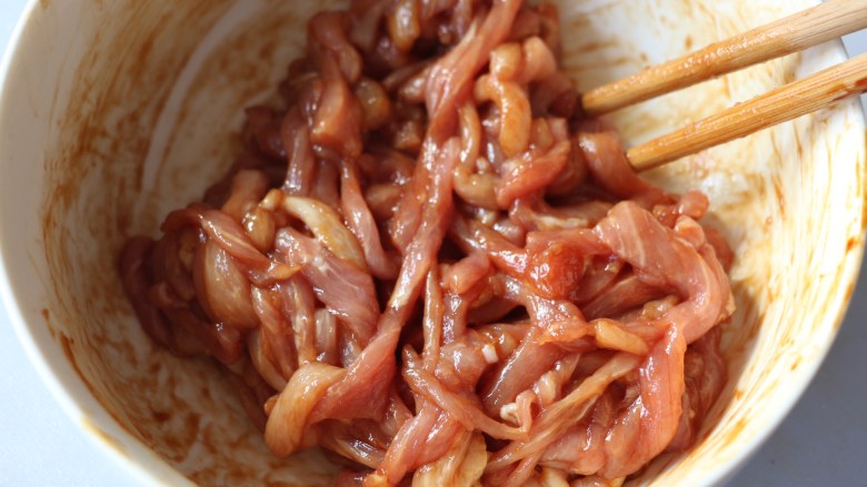 尖椒炒肉丝,猪肉中加入<a style='color:red;display:inline-block;' href='/shicai/ 788'>生抽</a>、淀粉、盐、少许水,腌制20分钟。