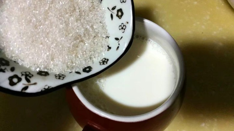 吃出好身材
瘦身早餐烤土豆,加入细砂糖,搅拌均匀