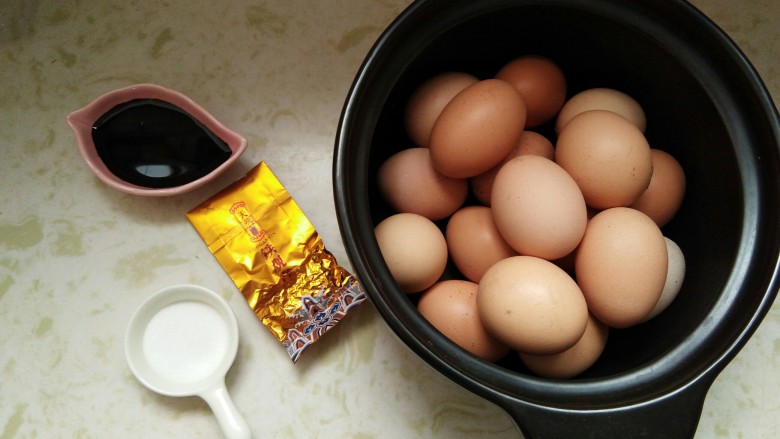 爆裂纹茶叶蛋,早餐来两个。,所有的材料准备好。