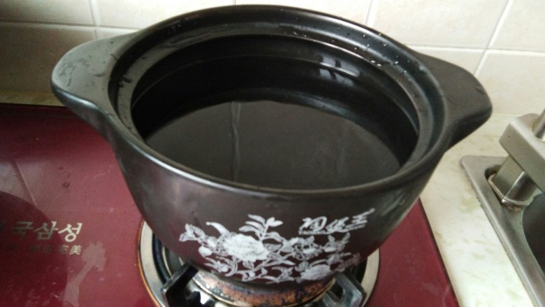 爆裂纹茶叶蛋,早餐来两个。,砂锅里添好清水。