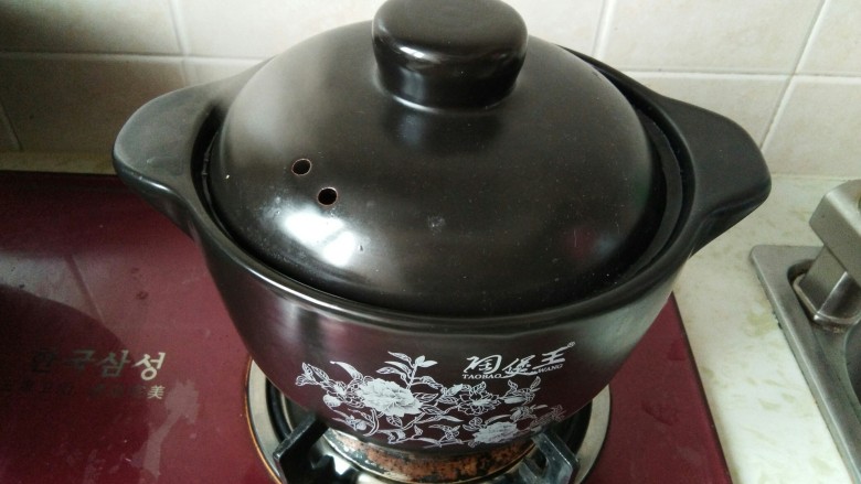 爆裂纹茶叶蛋,早餐来两个。,盖上锅盖烧开,鸡蛋差不多凝固了,把鸡蛋捞出来。