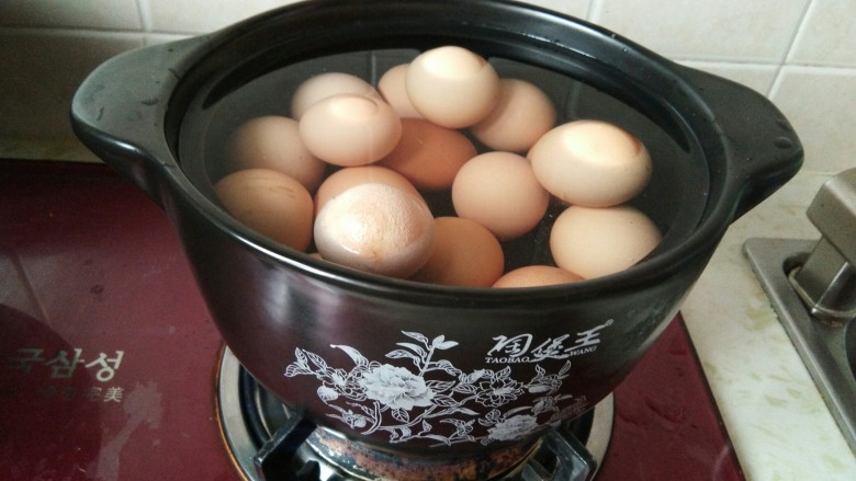 爆裂纹茶叶蛋,早餐来两个。,然后把洗干净的鸡蛋放在里面。