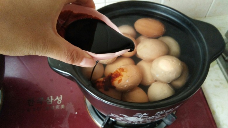 爆裂纹茶叶蛋,早餐来两个。,重新放入砂锅里,然后倒入<a style='color:red;display:inline-block;' href='/shicai/ 762'>老抽</a>。