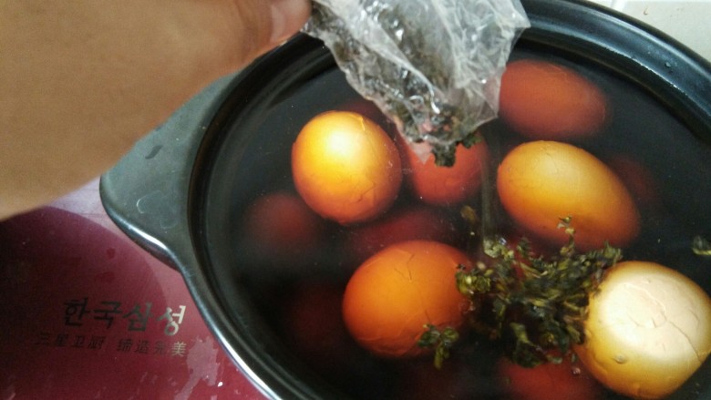 爆裂纹茶叶蛋,早餐来两个。,最后倒入<a style='color:red;display:inline-block;' href='/shicai/ 912'>茶叶</a>。