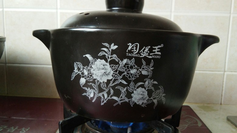 爆裂纹茶叶蛋,早餐来两个。,大火煮开。