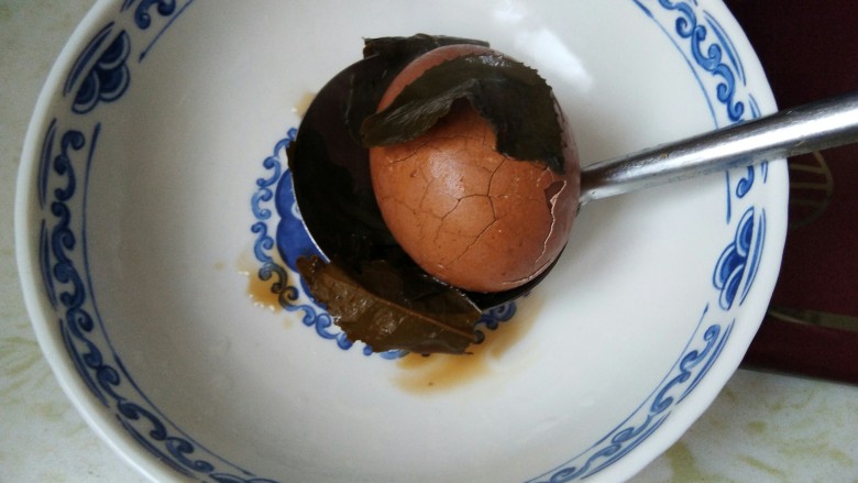 爆裂纹茶叶蛋,早餐来两个。,看出来茶叶蛋,是不是特别有诱惑力。