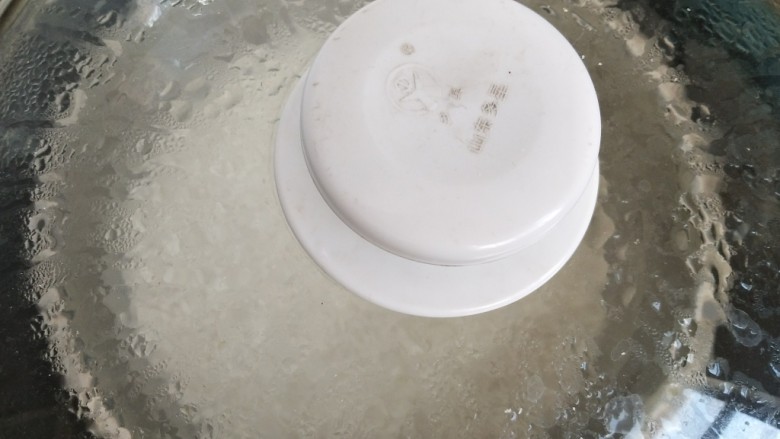 苜蓿米饭塔,上锅蒸大概三十分钟。(老公不让用电饭锅,说笨方法整蒸出的米饭香。)