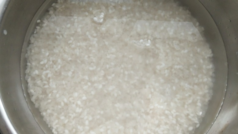 苜蓿米饭塔,淘洗干净(不超过三次)后放入大概没过大米一指肚的水。