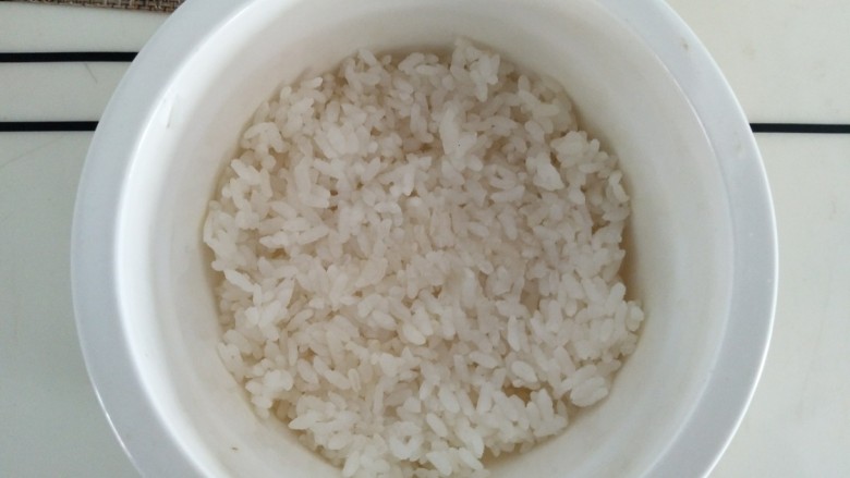 苜蓿米饭塔,放入一层米饭,压实。