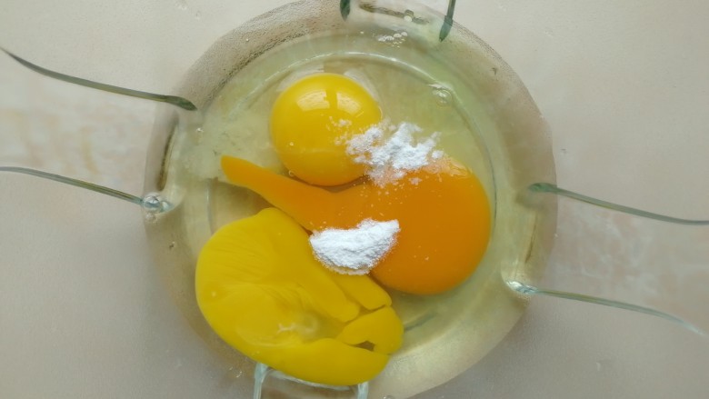自制懒人面条,
不用揉面,不用擀面,加适量盐,适量的碱面