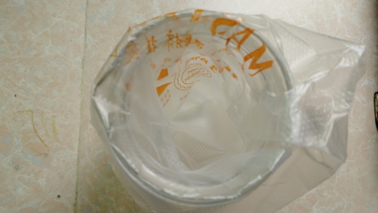 自制懒人面条,
不用揉面,不用擀面,找一个深一点的杯子,套入两个裱花袋(两个哦,怕一个会挤爆了)