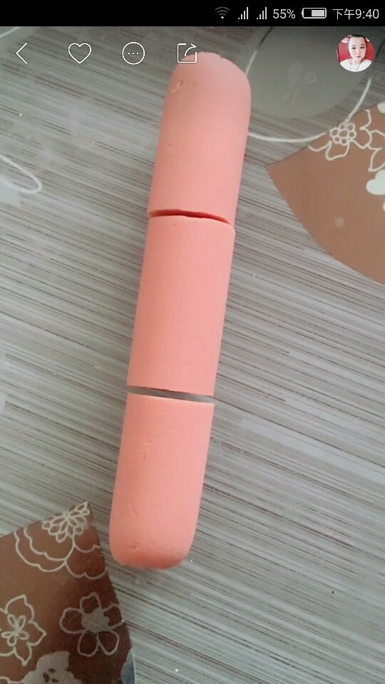 网红拉丝芝士棒,<a style='color:red;display:inline-block;' href='/shicai/ 437'>火腿肠</a>去皮,切成三段,一端切十字花
刀