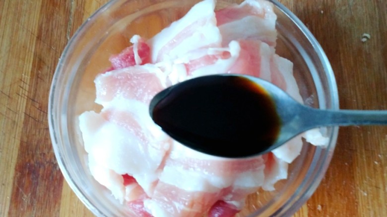 荷兰豆炒五花肉,肉放入碗里,加入两小勺<a style='color:red;display:inline-block;' href='/shicai/ 788'>生抽</a>