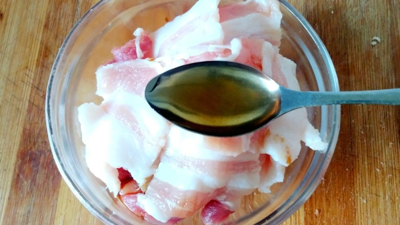 荷兰豆炒五花肉,加入一小勺<a style='color:red;display:inline-block;' href='/shicai/ 718'>料酒</a>搅拌均匀,腌制十分钟