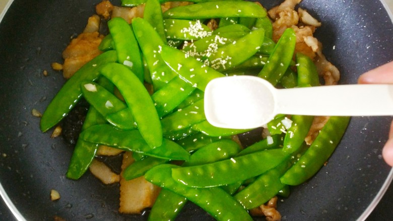 荷兰豆炒五花肉,加入一小勺盐,