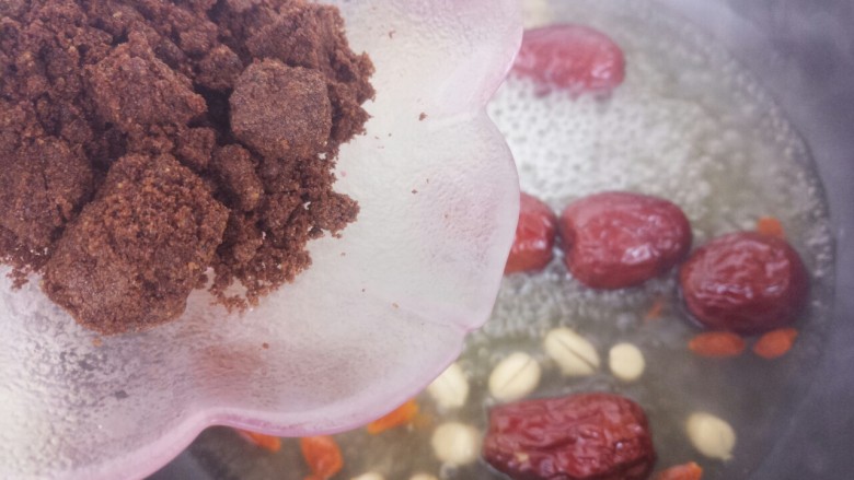红糖花生大枣汤,把大枣煮的软烂,加入红糖