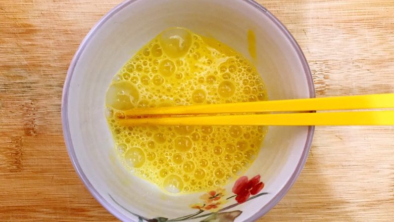 蒜香番茄鸡蛋泡炒饭,打散,备用