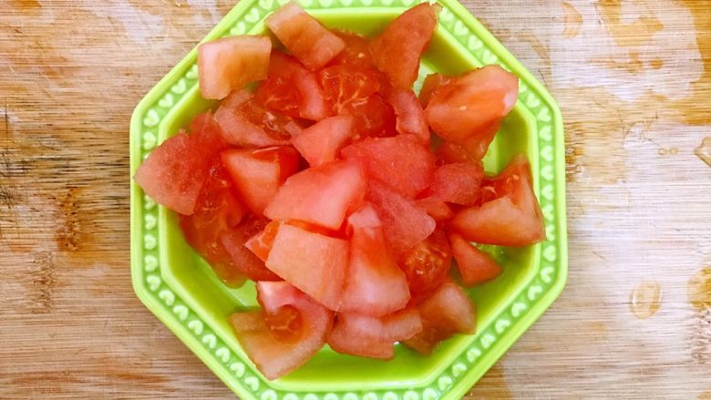 蒜香番茄鸡蛋泡炒饭,<a style='color:red;display:inline-block;' href='/shicai/ 59'>番茄</a>去皮洗净,如图所示,切成小块,备用
