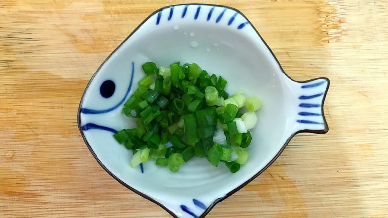 蒜香番茄鸡蛋泡炒饭,<a style='color:red;display:inline-block;' href='/shicai/ 157'>小葱</a>洗净,如图所示,切圈,备用