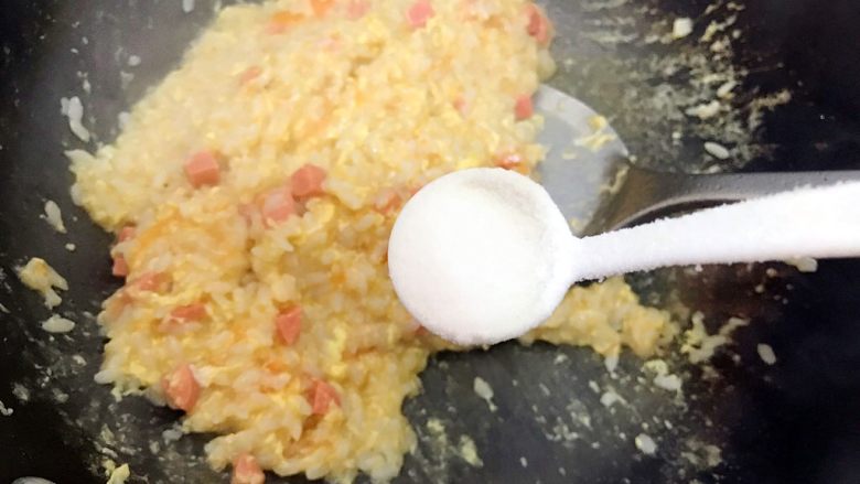 蒜香番茄鸡蛋泡炒饭,翻炒至汤汁收紧,加一小勺细盐