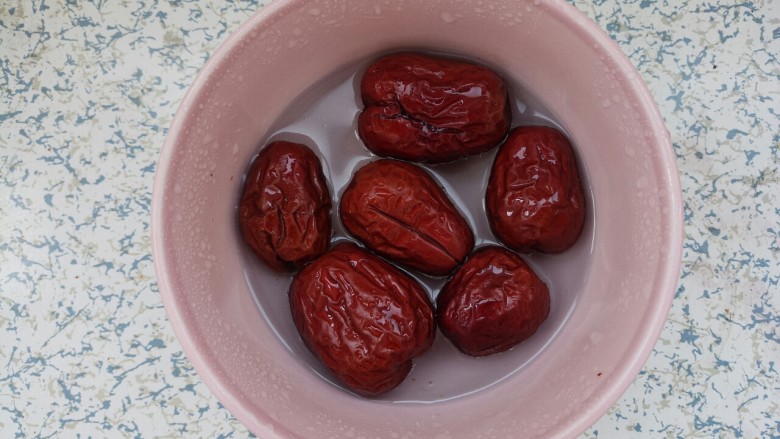 冰糖苹果红枣枸杞水,先准备几颗<a style='color:red;display:inline-block;' href='/shicai/ 2470'>红枣</a>