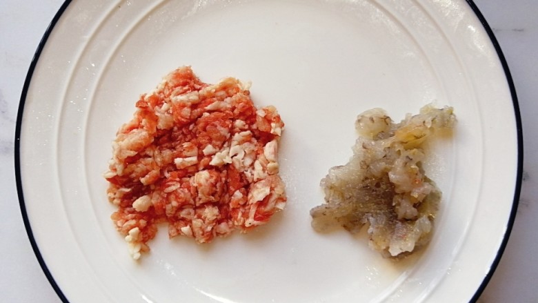 宝宝辅食—虾仁猪肉丸高汤烩饭,猪肉解冻剁碎,<a style='color:red;display:inline-block;' href='/shicai/ 301'>鲜虾</a>去壳去虾线剁碎