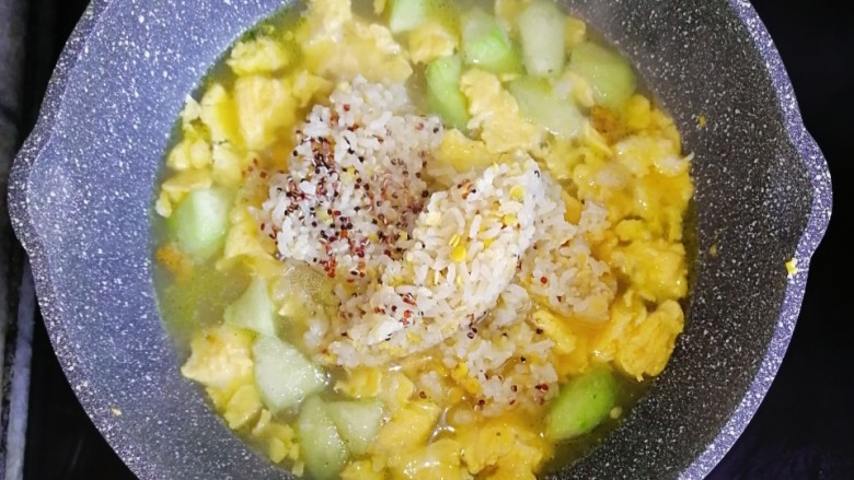 宝宝辅食—虾仁猪肉丸高汤烩饭,煮至高汤块融化后,倒入一碗熟米饭