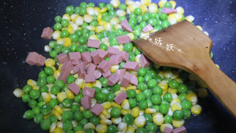 炒三丁,待豌豆和玉米粒变色,加入火腿肠丁翻炒,火腿肠是熟的,最后放提提味就可以。