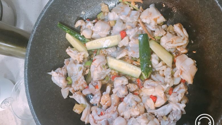 泡椒牛蛙,再放入黄瓜条,翻炒几分钟,放盐,加两小碗水,煮开