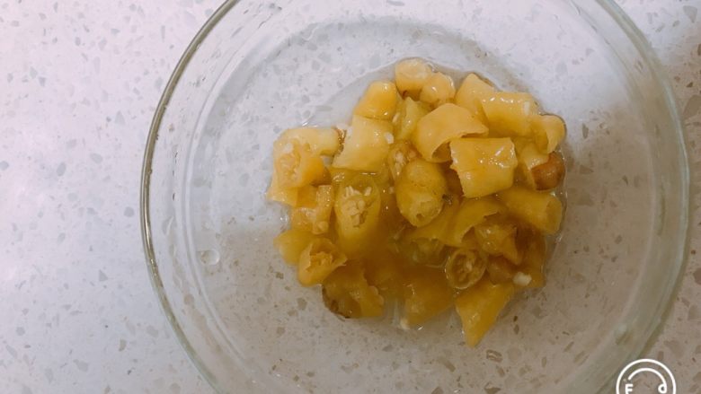 泡椒牛蛙,把泡椒切沫、新鲜红青椒切圈、大蒜切成沫,生姜切丝、黄瓜切条、备用