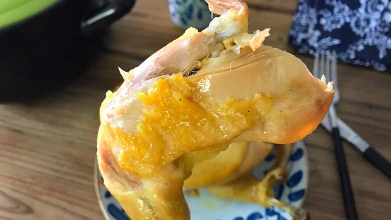 砂锅烤窑鸡,鲜嫩入味,色泽金黄,香味满满的烤窑鸡可以开吃了。