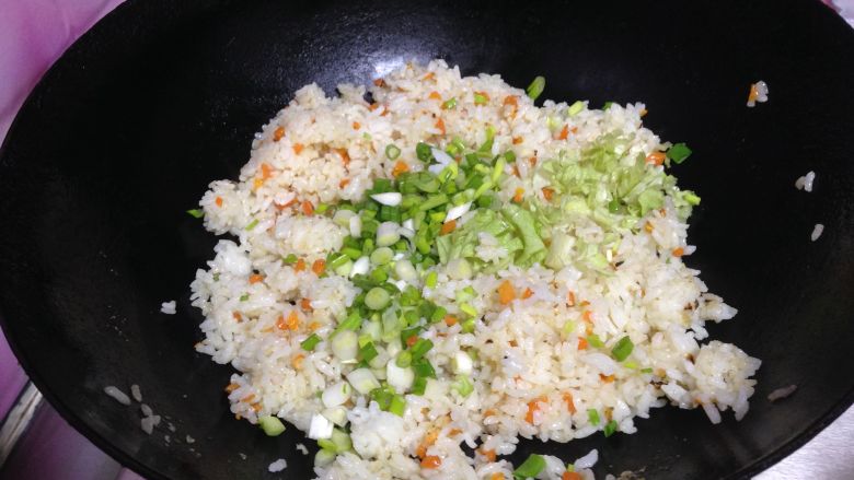 米饭“汉堡”,加入盐调味,倒入香葱碎炒匀关火,稍微冷却备用