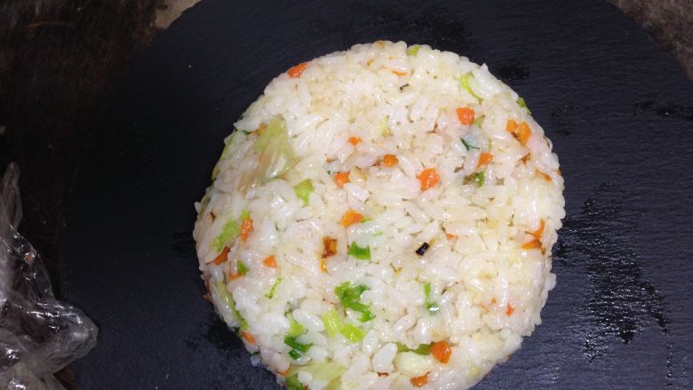 米饭“汉堡”,
带上一次性手套,把米饭分成两份,分别团成厚饼状(团紧一点)