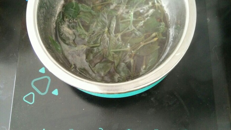 多彩糯米饭,这是红色染色草,洗干净切成两段,放到水里煮5~10分钟。