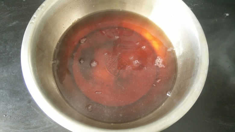 多彩糯米饭,然后把染色草捞出,剩下的的水凉凉至手温。(黄色染色草也是一样的操作)