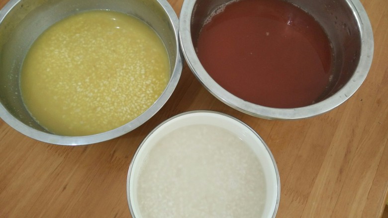 多彩糯米饭,然后倒入染色水,每种用一碗糯米。要浸泡最少四个小时,浸泡一夜更好。